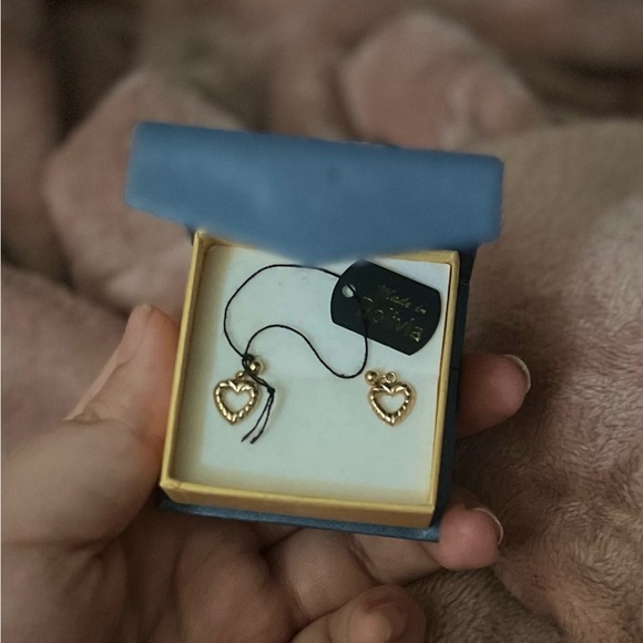 14-karat gold heart shape stud earrings (NEW IN BOX) - Picture 4 of 4